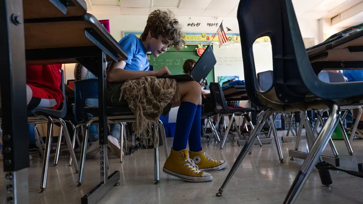 Parents grappling with teen AI use in school, learning impact
